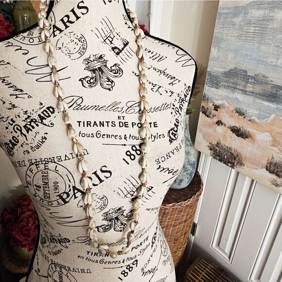 New Handmade Beaded Lei Natural Seashell Necklace. - Picture 4 of 13